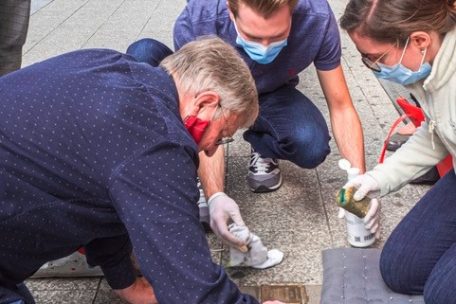 Stolpersteine / In Esch wurde gegen das Vergessen geputzt