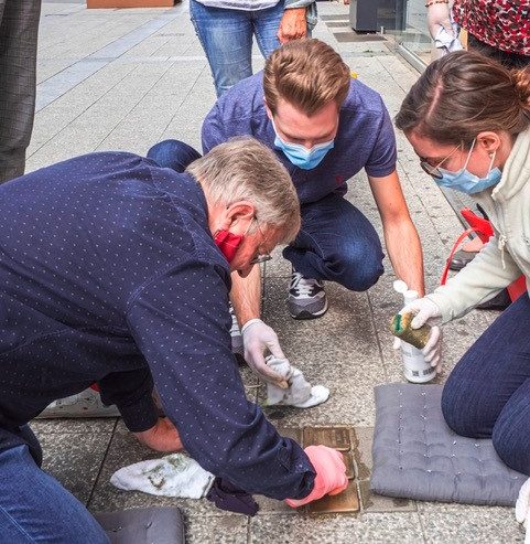 Stolpersteine / In Esch wurde gegen das Vergessen geputzt