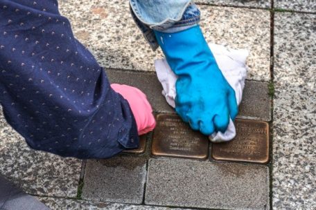 Drei der 14 Stolpersteine in Esch