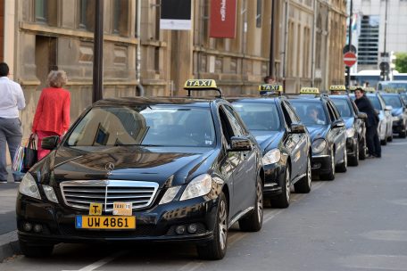 Luxemburg-Stadt / Taxis müssen Terrassen Platz machen