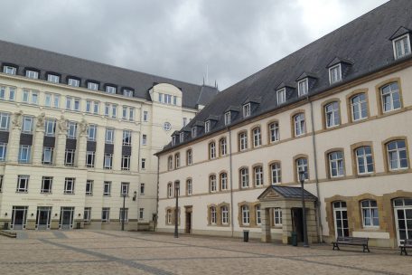 Tod durch Zyankali / Ex-Polizist wird des Giftmordes an eigener Schwester  verdächtigt