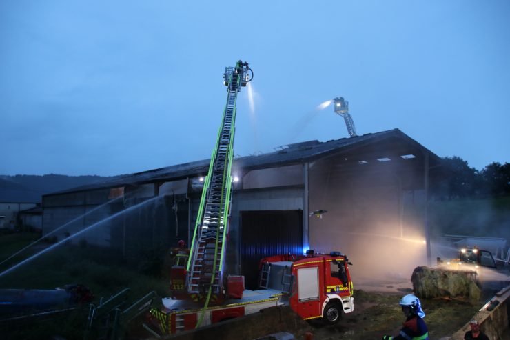 CGDIS / 90 Feuerwehrleute löschen brennende Scheune bei Großeinsatz
