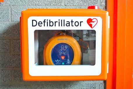 Für den Notfall / Esch stellt an mehreren Stellen Defibrillatoren auf