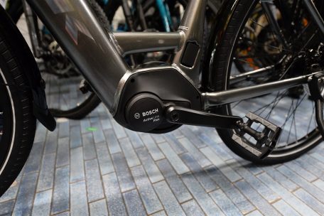 Pedelec oder E-Bike? Das Pedelec ist ein Fahrrad mit Tretkraftunterstützung. Der Strom dafür liefert ein Akku. Pedelecs sind bis zu 25 km/h schnell und nicht zulassungspflichtig. E-Bikes können schneller als 25 km/h unterwegs sein und bedürfen einer Zulassung durch die SNCA.