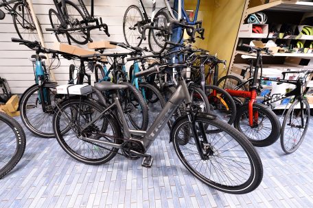 Je mehr ein Akku an Kraft bringt, desto mehr bezahlt man für das Elektrofahrrad. Ein gutes Einsteigermodell kostet bis zu 2.400 Euro.