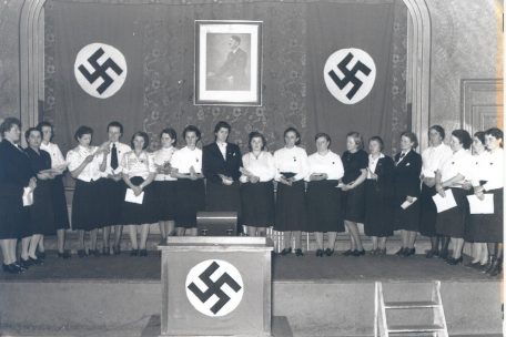 Samstag, 28. Februar 1942: monatlicher Gemeinschaftsabend des Deutschen Frauenwerks, Ortsgruppe Esch-Grenze, im Saal Nosbusch. Thema: „Front und Heimat“, mit Vorlesung von Feldpostbriefen.