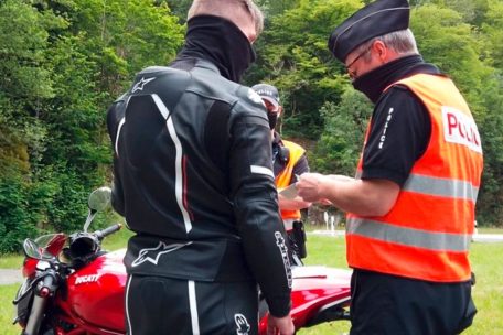 Polizei checkt Biker / Heischtergrund: Eine Stunde Kontrolle, 14 Verstöße