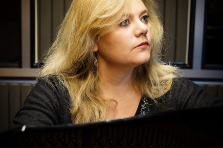 Alain spannt den Bogen  / Von Formen und Konfitüre: Das neue Album „Femme“ von Line Adam