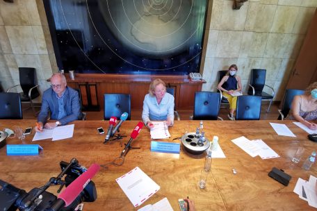 Paulette Lenert (Mitte) und Santé-Direktor Jean-Claude Schmit (links) auf der Pressekonferenz im Gesundheitsministerium