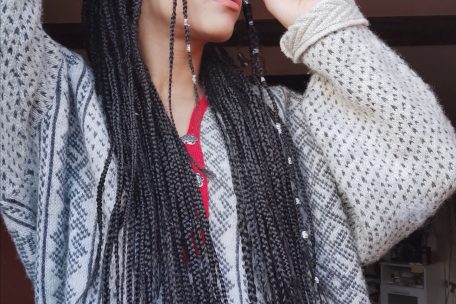 Auf ihrem Instagram-Account zeigt Lucy Tutorials zu verschiedenen Haarstyles und informiert über den Umgang mit schwarzem Haar