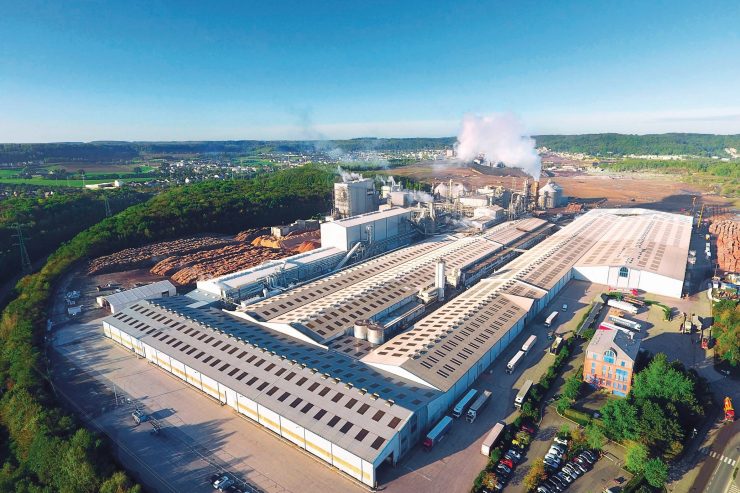 Unternehmen / Auf den Dächern von Kronospan entsteht die größte Fotovoltaik-Anlage Luxemburgs