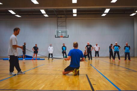 Während der Trainer-Fortbildung in der Coque zeigt Kris Clees u.a. mit einem Judo-Gürtel Übungen und Spiele, bei denen die Sicherheitsdistanzen eingehalten werden können