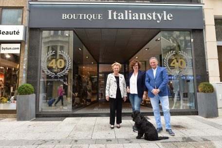 Die Boutique „Italianstyle“ hat ihren Platz bereits seit 40 Jahren in der Alzettestraße. Lara Grilli (M.) hat das Familienunternehmen mittlerweile von ihren Eltern übernommen. 