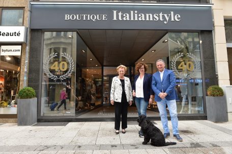 Die Boutique „Italianstyle“ hat ihren Platz bereits seit 40 Jahren in der Alzettestraße. Lara Grilli (M.) hat das Familienunternehmen mittlerweile von ihren Eltern übernommen.