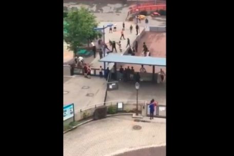 Ein Zeuge filmte die Szene aus dem Fenster seiner Wohnung