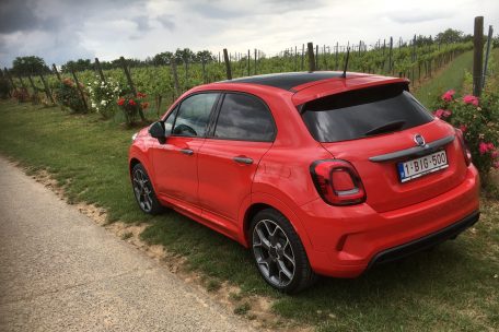 Der neue Fiat 500X überzeugt mit einem geräumigen Innenraum, wo man auf der Rückbank nicht nur bequem, sondern auch etwas höher als üblich sitzt