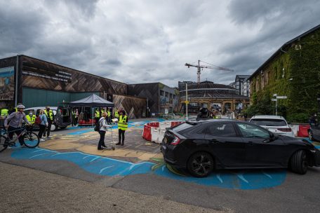 Eine Drive-in-Pressekonferenz mit Gelbwesten und Masken