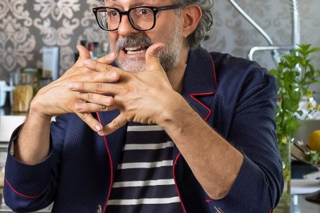 Die Hände verschränkt, die Mimik ausdrucksstark – für Starkoch Massimo Bottura ist Kochen eine äußerst emotionale Angelegenheit. Gutes Essen kreieren sei ein magischer Moment – „so, als könnte man den Blitz im Dunklen erwischen“.