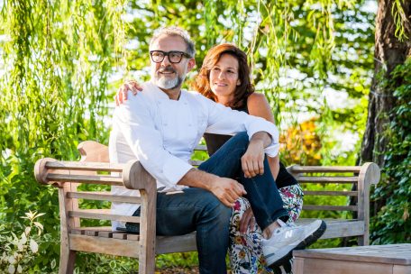 Lara Gilmore und ihr Ehemann blicken in den Garten der Casa Maria Luigia. Gemeinsam mit seiner Frau und Muse hat der Spitzenkoch 2019 ein besonderes Gästehaus geschaffen, das den Besuchern das Gefühl von Zuhause vermitteln will .