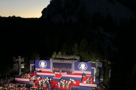 Donald Trump hält am Nationaldenkmal am Mount Rushmore anlässlich des Unabhängigkeitstages eine Rede