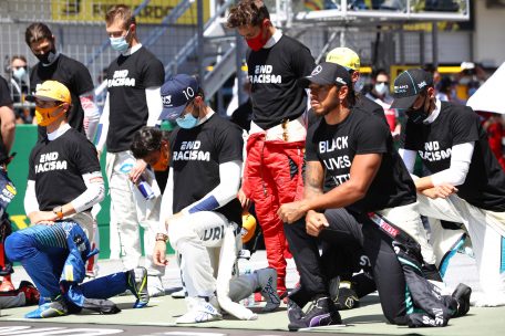 Formel 1 / Mercedes-Mann Bottas gewinnt vor Ferraris Leclerc – gebrauchter Tag für Red Bull