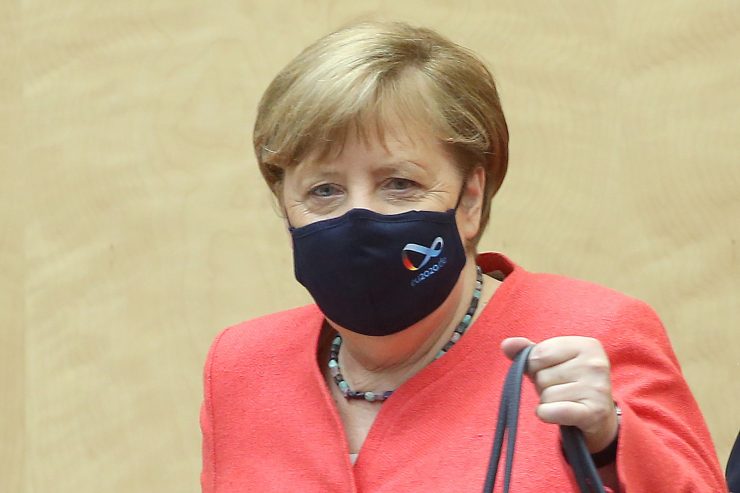 EU-Gipfel / Die Wirtschaft schrumpft, der Druck auf Merkel steigt