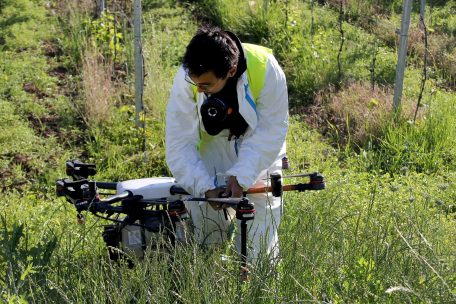 Pilot Gilles Seyler bereitet die Drohne auf den bevorstehenden Einsatz vor