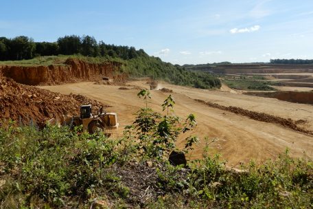 Im Schatten der mächtigen Stahlindustrie war im Süden Luxemburgs vor 100 Jahren eine Zementindustrie entstanden. Auf dem Bild zu sehen ist der Steinbruch im luxemburgisch-französischen Grenzgebiet.