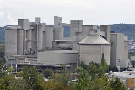 Das Zementwerk am Eingang von Esch ist von der A4 aus nicht zu übersehen<br />