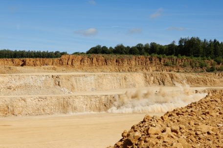 Etwa zweimal die Woche findet im Steinbruch eine Sprengung statt