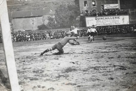 „Op der Grenz“ Anfang der 1930er-Jahre. Vor der Bretterwand und auf den Zwischendächern verfolgt das Publikum im Sonntagsanzug das Spiel seiner Jeunesse. 