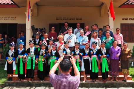 Noch einmal September 2019, noch einmal Laos: Daumen hoch für die Entwicklungszusammenarbeit.