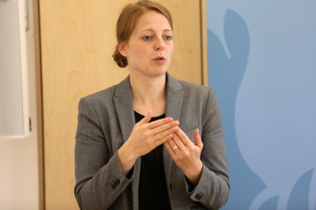 Sprache in Bildern sehen / Gebärdensprach-Dolmetscherin Lynn Menster über ihre Erfahrungen während der Pandemie