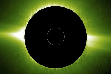 Das Metis-Instrument der Solar Orbiter blendet das gleißende Licht von der Sonnenoberfläche aus und ermöglicht es, die schwächere äußere Atmosphäre der Sonne, die Korona, zu sehen.