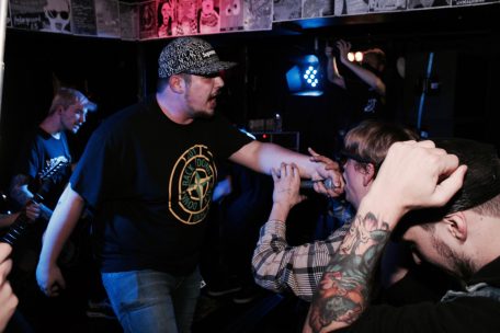 Durch den Hintergrund zwei ihrer Bandmitglieder ist auch Blanket Hill schon in den „Genuss“ von Rassismus und Homophobie gekommen und will sich deswegen gegen Diskriminierung jeglicher Art einsetzen