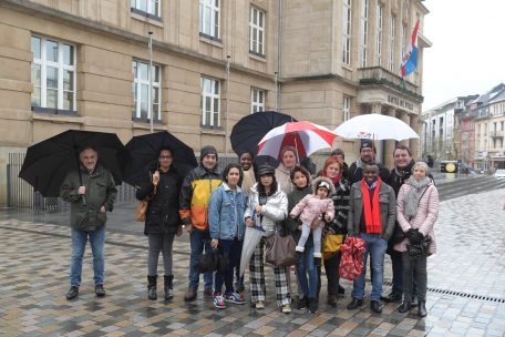 Vier Tage vor Weihnachten hatten sich die Bewohner zu einer Protestaktion vor dem Rathaus eingefunden, weil ihnen der Mietvertrag gekündigt worden war
