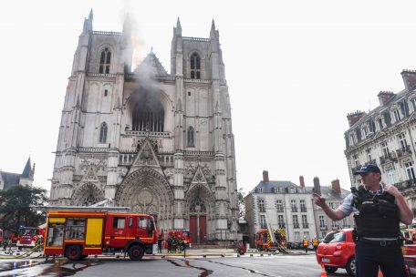 Frankreich / Feuerwehr bringt Großbrand in Kathedrale von Nantes unter Kontrolle