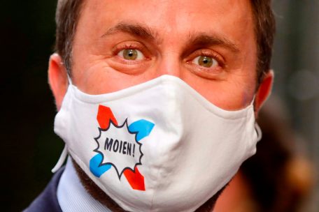 Xavier Bettel war mit einer „Moien“-Maske in Brüssel