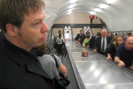 Seit einigen Jahren ist der Empfänglichkeitsgrad für autoritäres Denken und Handeln besonders in der politischen Mitte der Gesellschaft angestiegen, sagt der Psychoanalytiker und Philosoph Thierry Simonelli (l.)