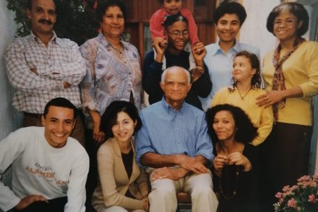 Die Familie Ganeto kennt das Gefühl, aufgrund ihrer Hautfarbe anders behandelt zu werden, und hat sich deshalb stets bemüht, sich an die Kultur der neuen Heimat anzupassen