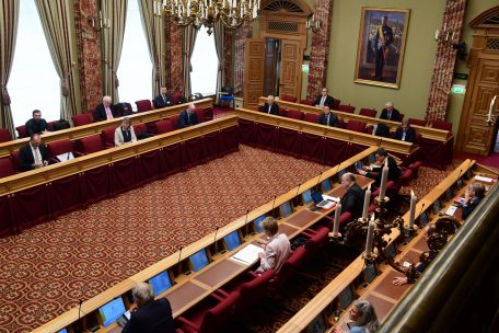 Interview / Die autoritäre Wende: Ein Psychoanalytiker über die Gefahren der Krise für Demokratie und Rechtsstaat