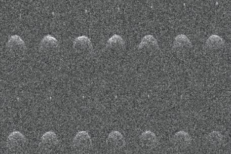 Mehrere Radar-Bilder vom November 2003 zeigen den Asteroiden Didymos und seinen Mond Didymoon