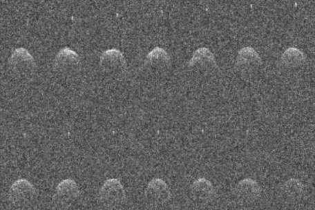 Mehrere Radar-Bilder vom November 2003 zeigen den Asteroiden Didymos und seinen Mond Didymoon