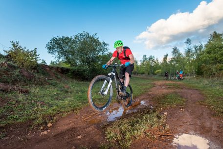 „Drops“, Sprünge auf einer herausfordernden Strecke: Mountainbiker kommen auf den „RedRock MTB Trails“ in Luxemburgs Süden voll auf ihre Kosten