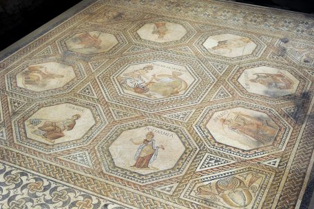 In Vichten kann man ein prächtiges römisches Mosaik, das den griechischen Dichter Homer im Kreis der neun Musen zeigt, besichtigen