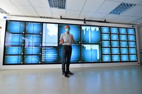 „Cross-Functional Dashboard“ / Das Hardware-Monster: Mit 24 Bildschirmen im Kampf gegen die Krise 