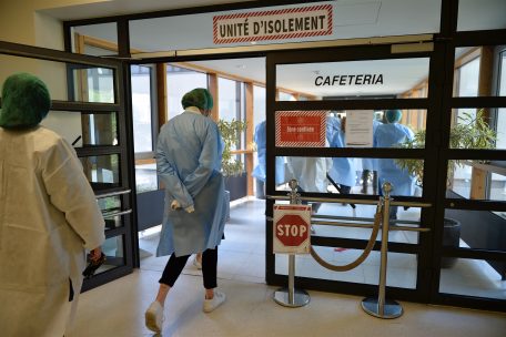 Die improvisierte Covid-19-Pflegestation in der Cafeteria des CHEM wurde kürzlich auf Anordnung des Gesundheitsministeriums wegen fehlender Toiletten und Duschen geschlossen