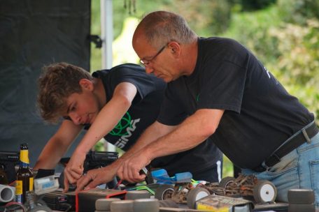 Ferngesteuerter Automodell-Rennsport  / Corona bremst Vater-Sohn-Gespann nach dem Titel aus