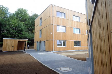 Einrichtung mit architektonischem Wiedererkennungswert: Die neuen Flüchtlingseinrichtungen in Luxemburg (hier Sanem) ähneln sich alle 