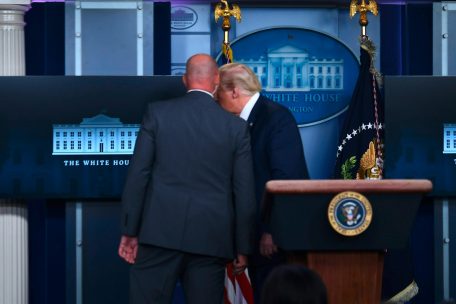 USA / Schüsse vor Weißem Haus: Trump verlässt Pressekonferenz
